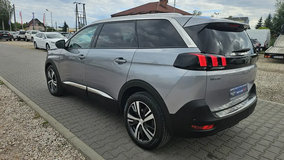PEUGEOT 5008 -