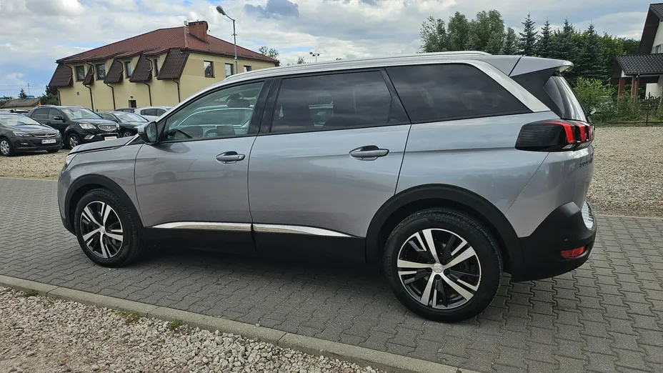 PEUGEOT 5008 -
