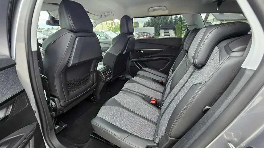 PEUGEOT 5008 -
