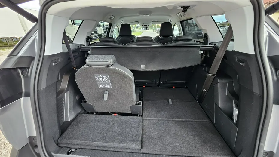 PEUGEOT 5008 -