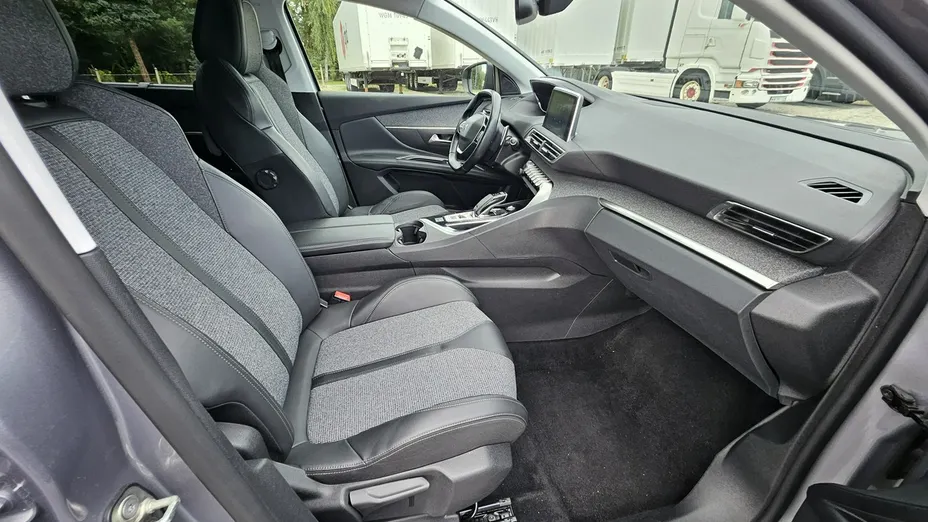 PEUGEOT 5008 -