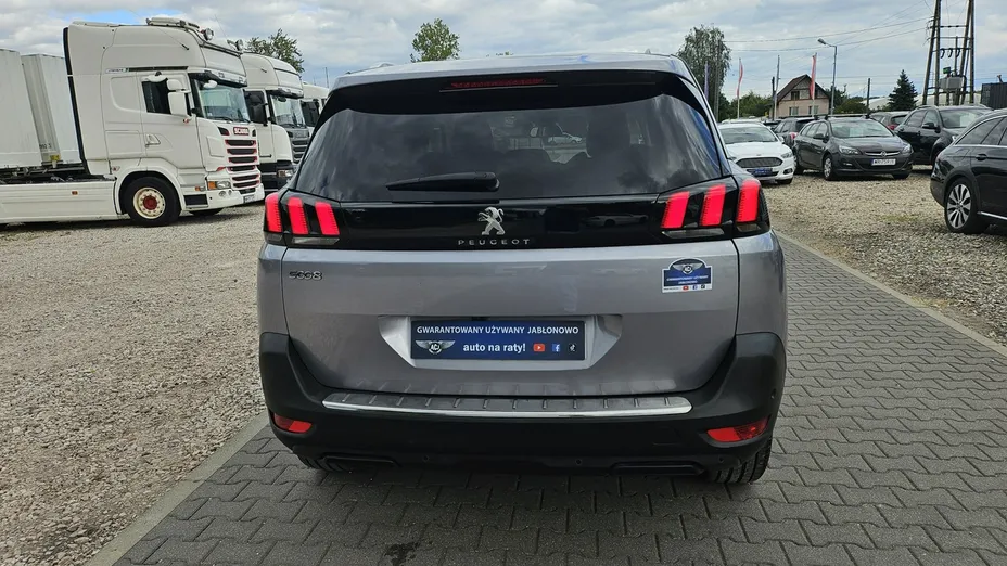 PEUGEOT 5008 -