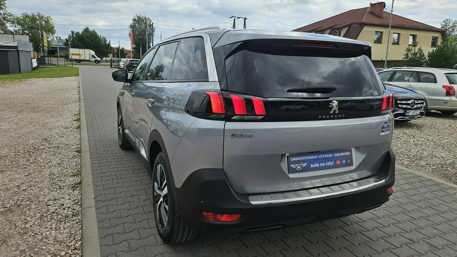 PEUGEOT 5008 -