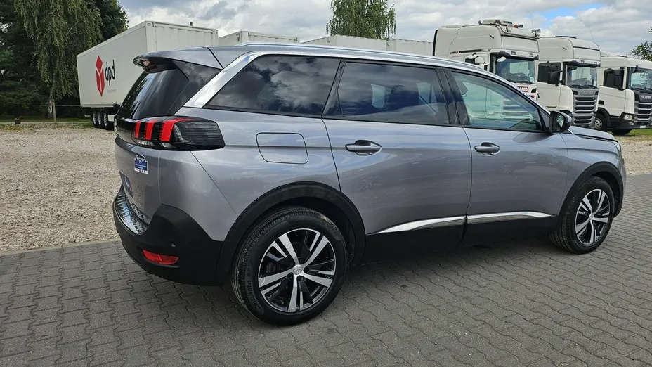 PEUGEOT 5008 -