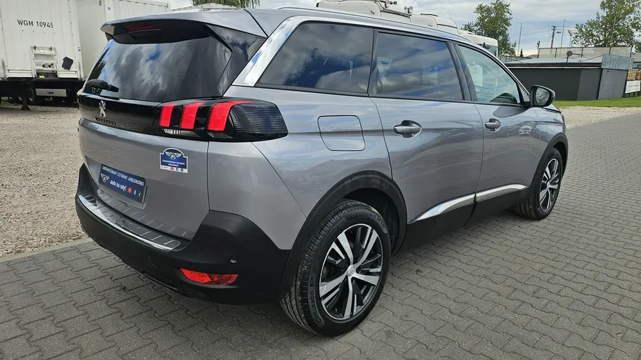 PEUGEOT 5008 -