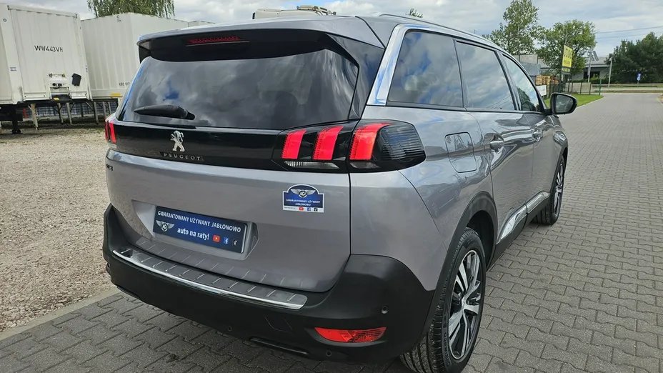 PEUGEOT 5008 -