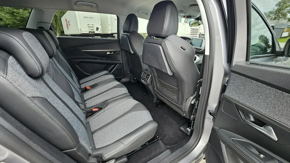 PEUGEOT 5008 -