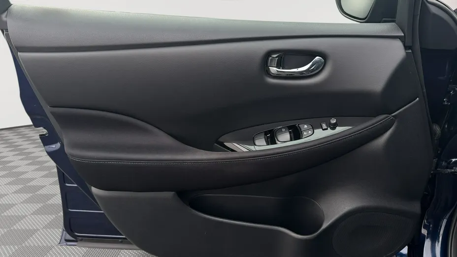 NISSAN Leaf -