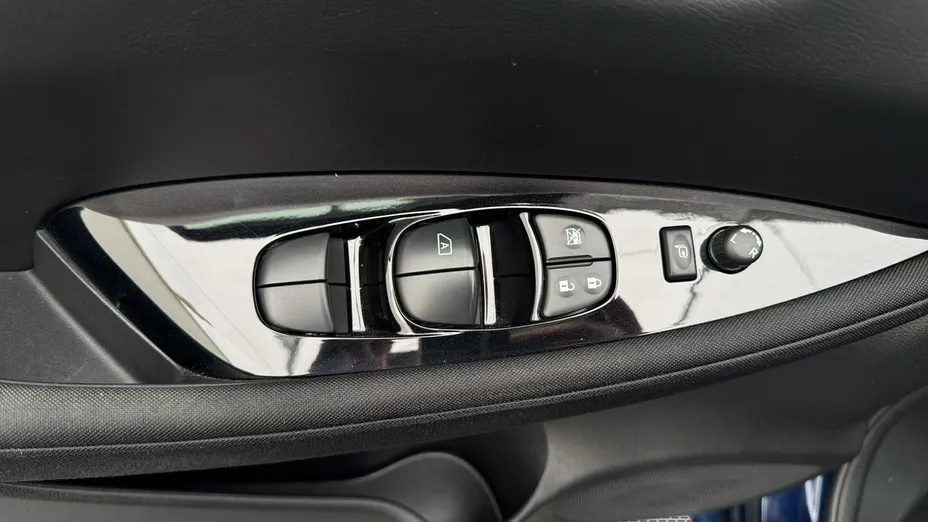 NISSAN Leaf -