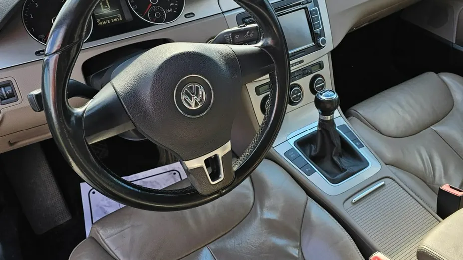 VOLKSWAGEN Passat -