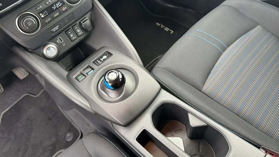 NISSAN Leaf -