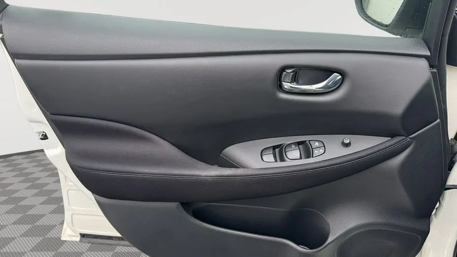 NISSAN Leaf -