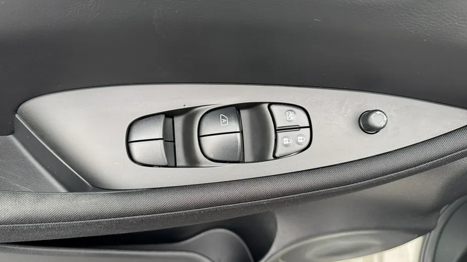 NISSAN Leaf -