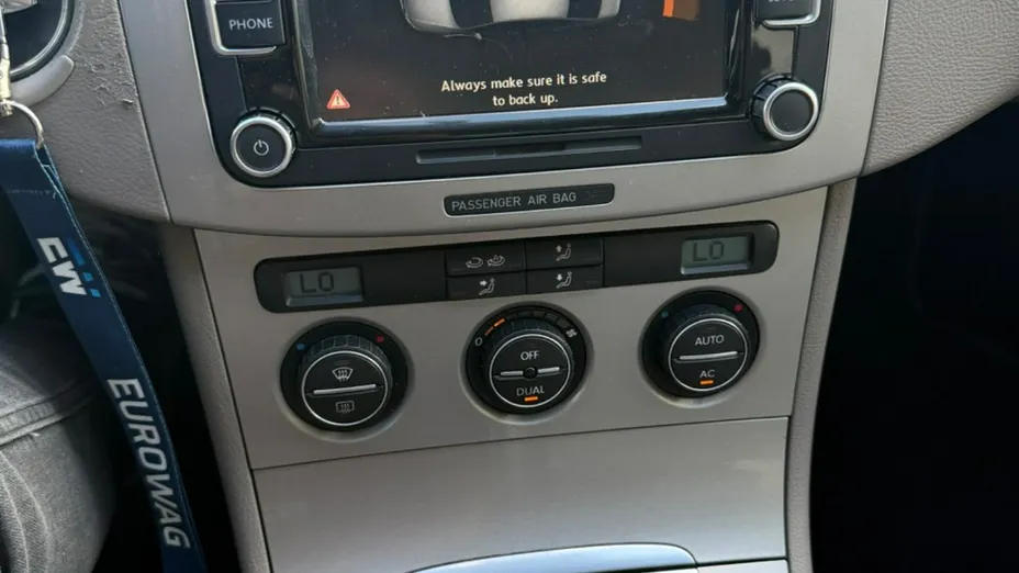 VOLKSWAGEN Passat -