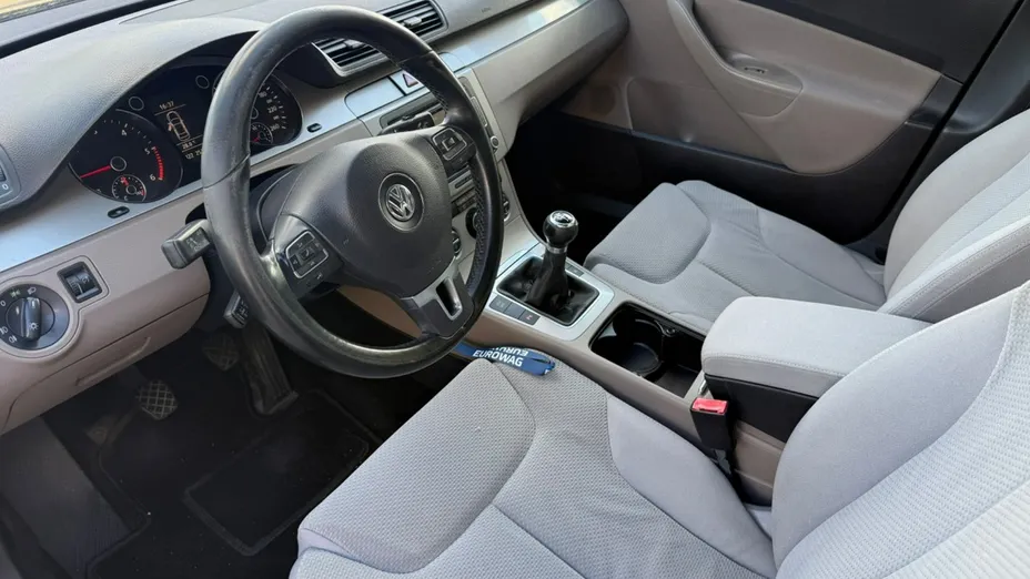 VOLKSWAGEN Passat -
