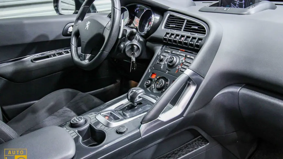 PEUGEOT 3008 -