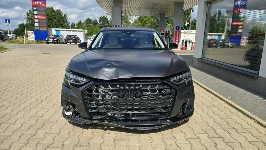 AUDI S8 -