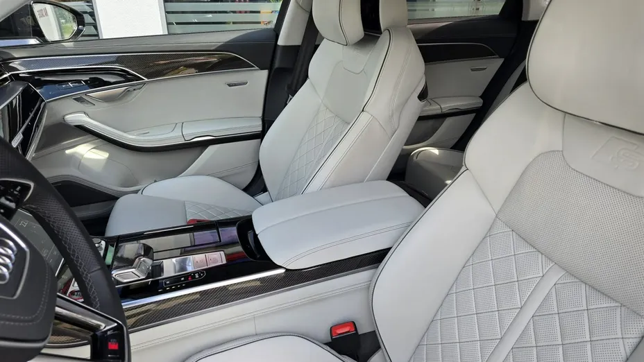 AUDI S8 -