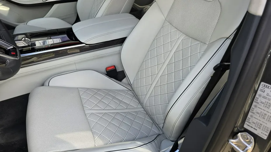 AUDI S8 -