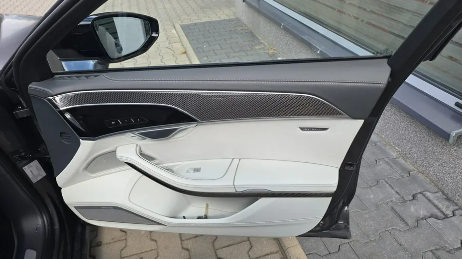 AUDI S8 -