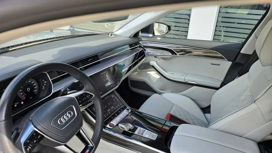 AUDI S8 -