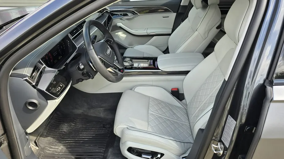 AUDI S8 -