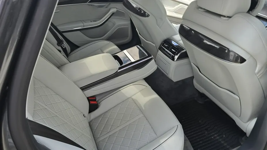 AUDI S8 -