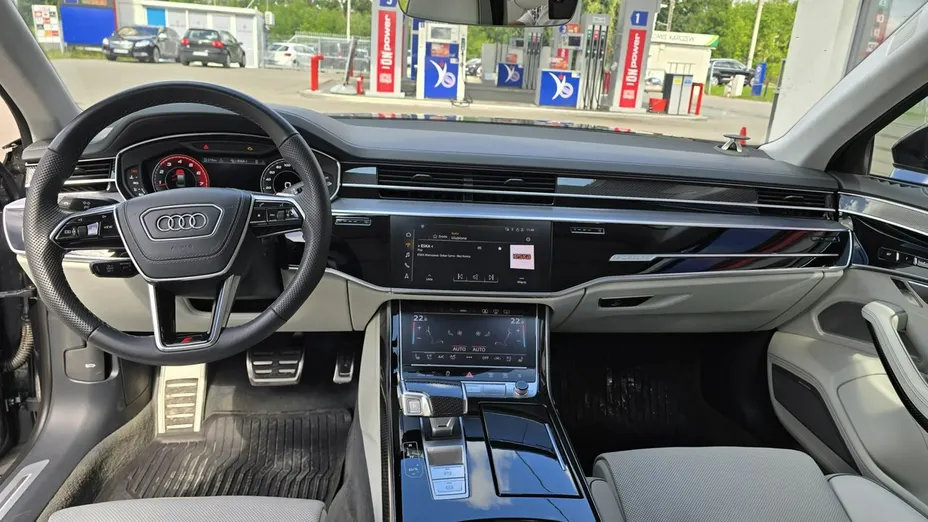 AUDI S8 -