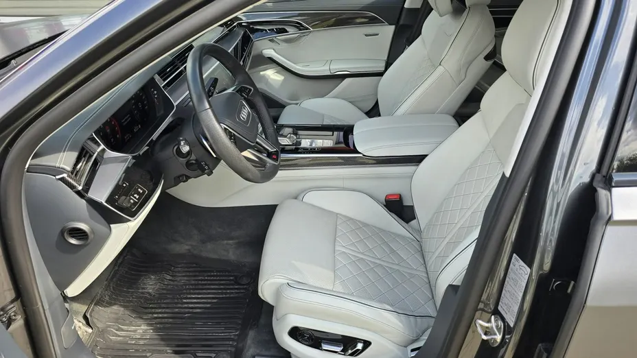 AUDI S8 -