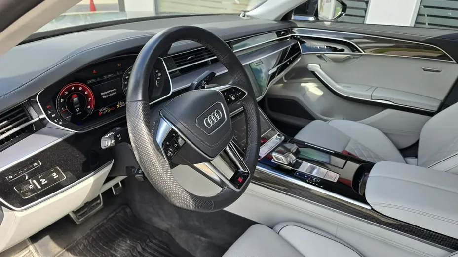 AUDI S8 -