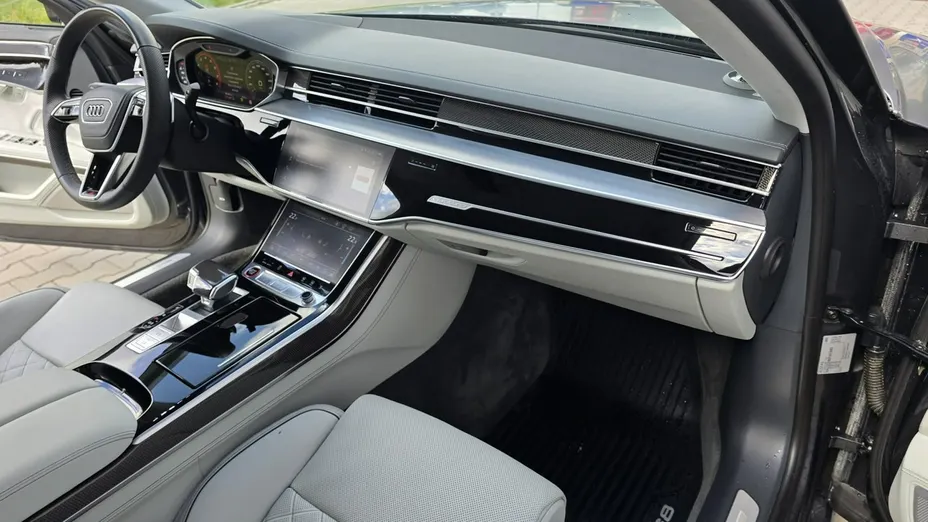 AUDI S8 -