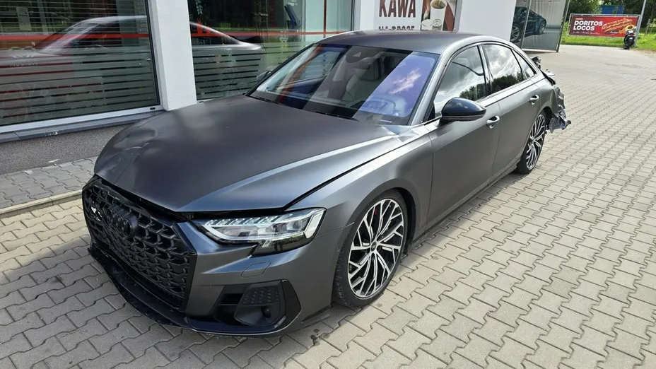 AUDI S8 -