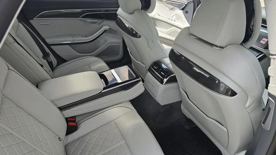 AUDI S8 -
