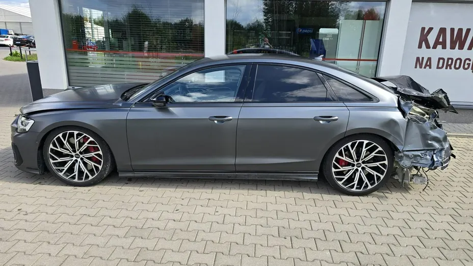 AUDI S8 -