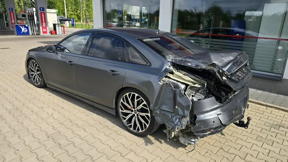 AUDI S8 -