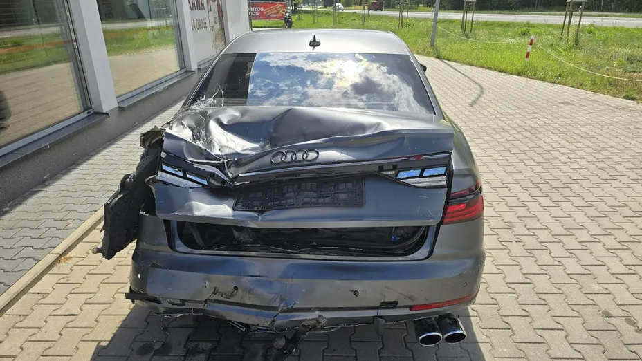 AUDI S8 -