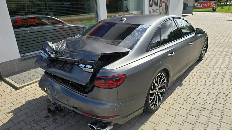AUDI S8 -