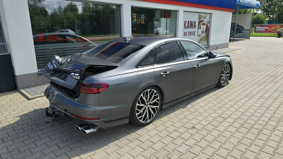 AUDI S8 -