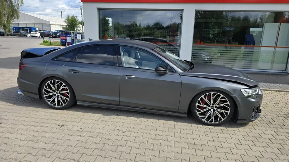 AUDI S8 -