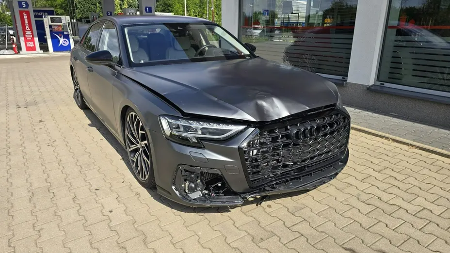 AUDI S8 -