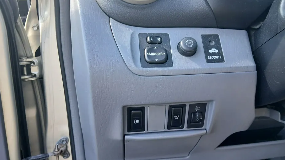 TOYOTA RAV4 -