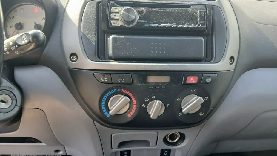 TOYOTA RAV4 -