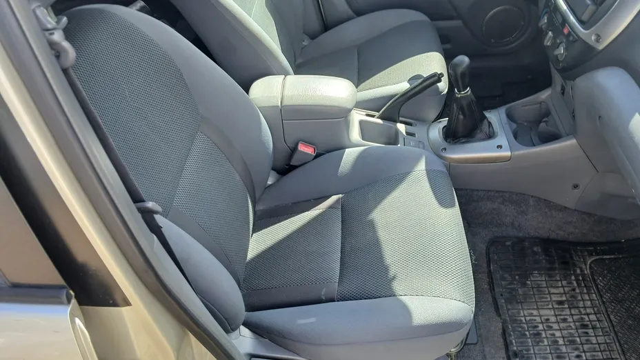 TOYOTA RAV4 -