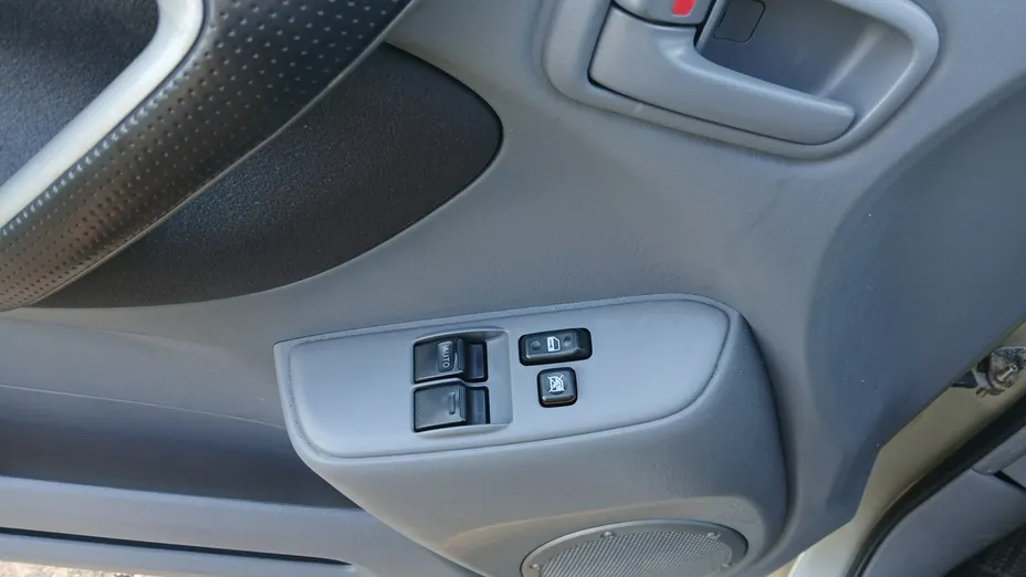 TOYOTA RAV4 -