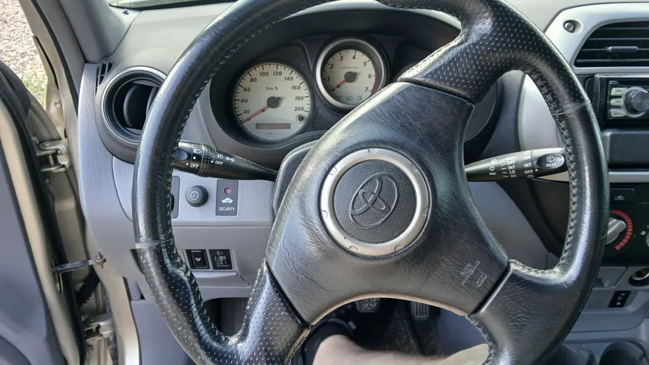 TOYOTA RAV4 -