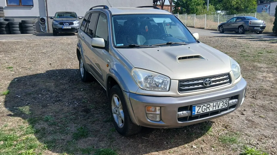 TOYOTA RAV4 -