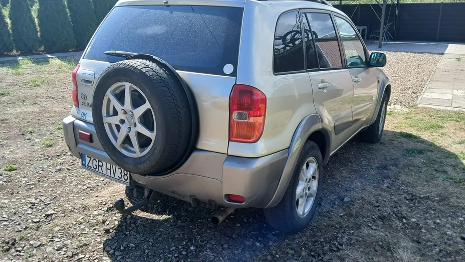 TOYOTA RAV4 -