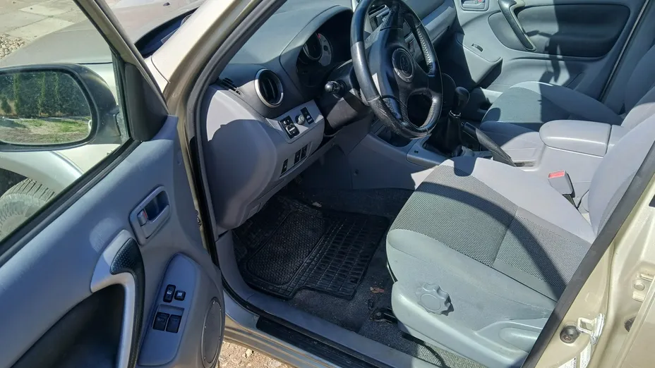 TOYOTA RAV4 -