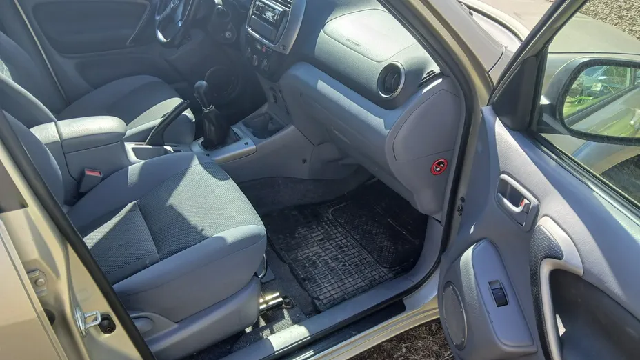TOYOTA RAV4 -
