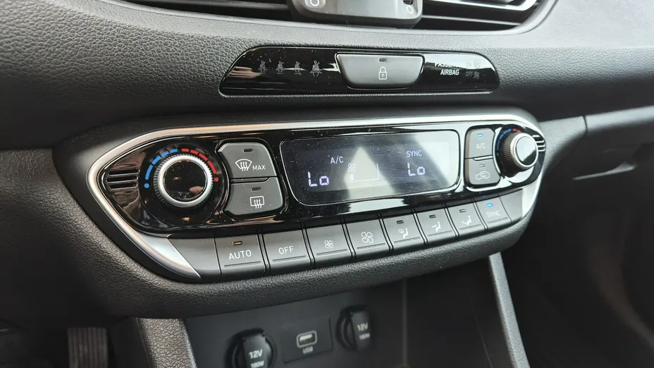 HYUNDAI i30 -